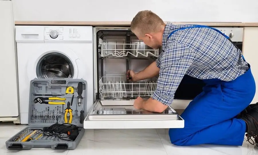 Aliağa Sunny servisi teknisyen ekibi beyaz eşya tamiri yaparken